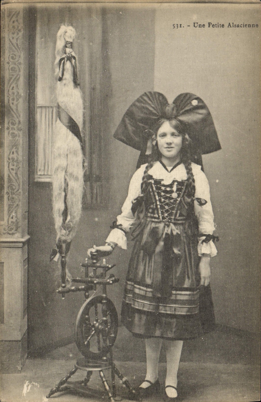 CPA Folklore Alsace Une petite Alsacienne 