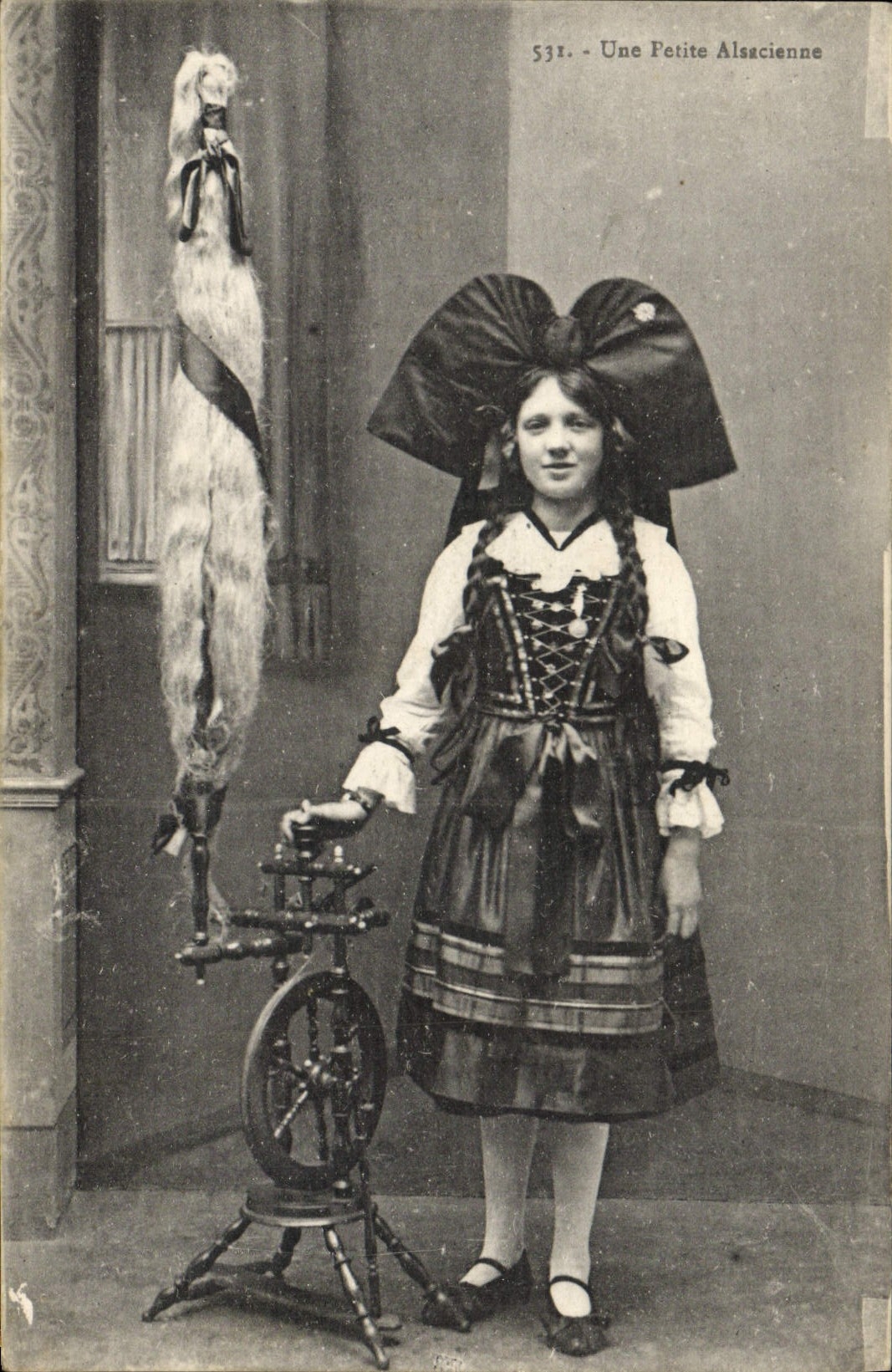 CPA Folklore Alsace Une petite Alsacienne 