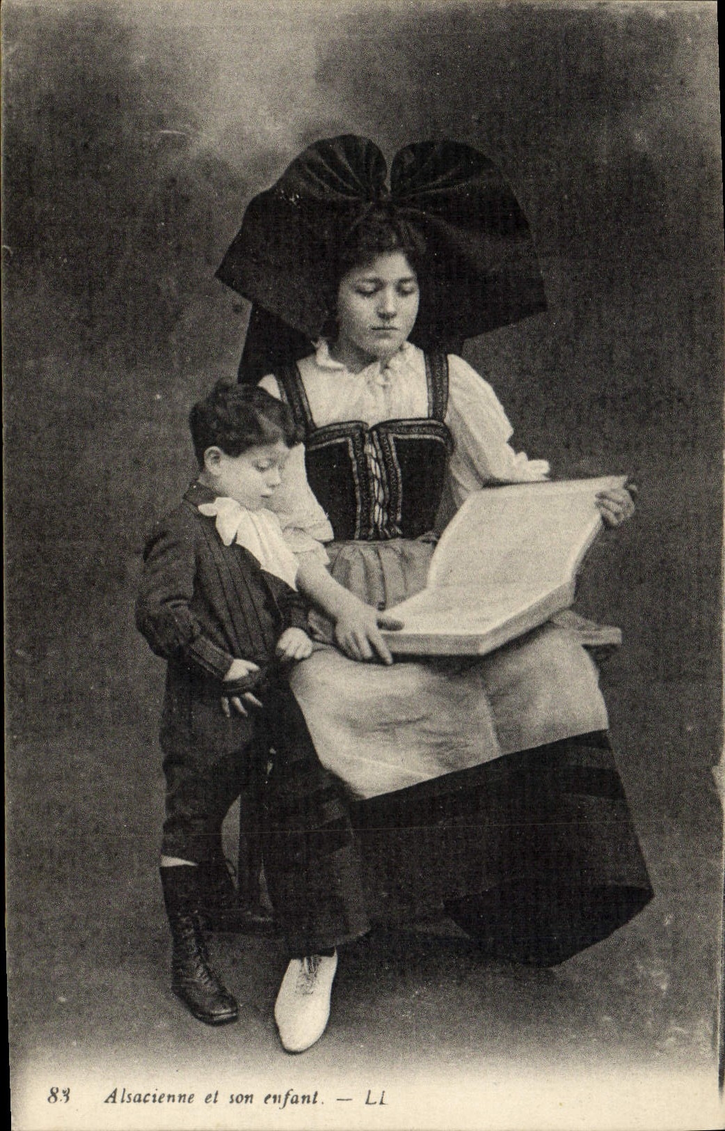CPA Folklore Alsace Alsacienne et son enfant 