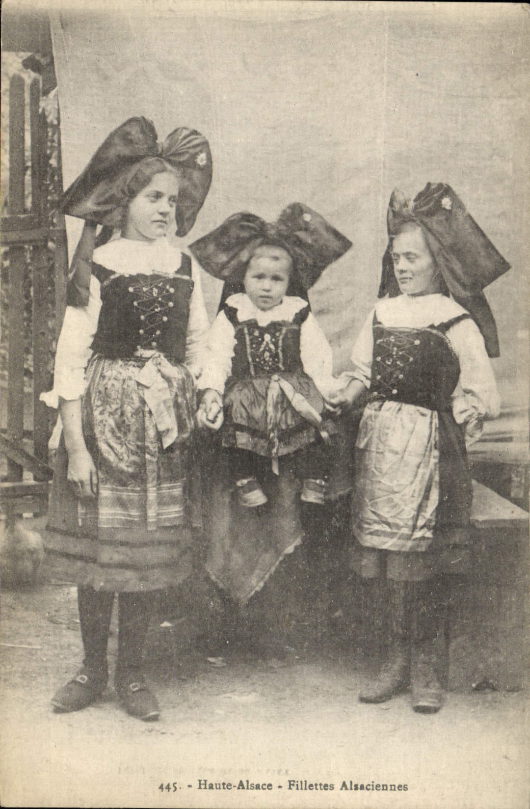 CPA Folklore Alsace Fillettes Alsaciennes 