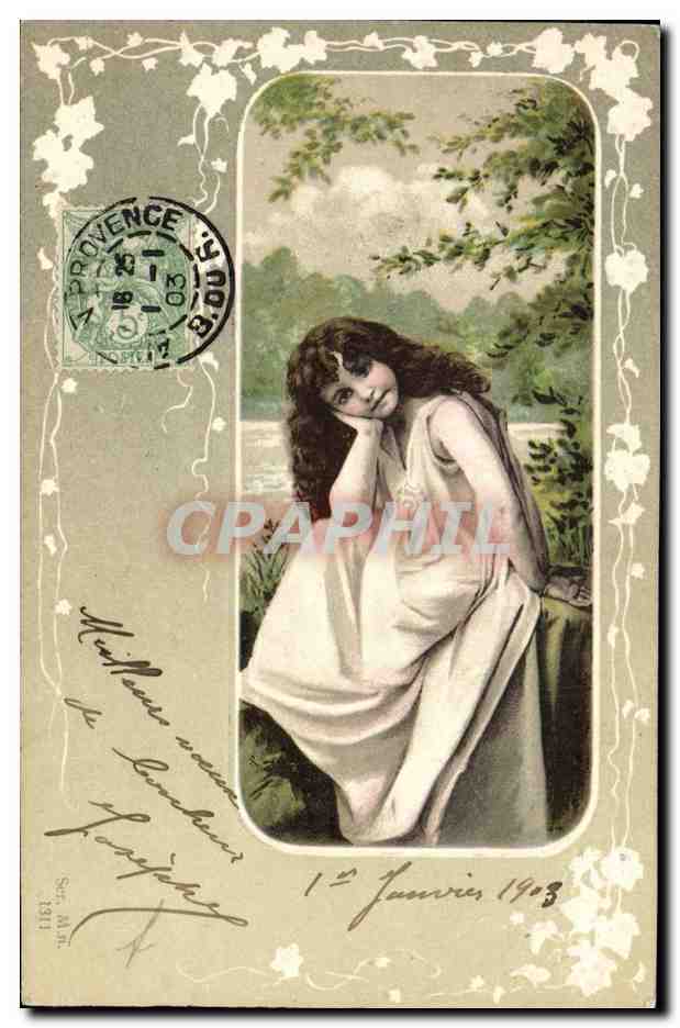Jeune femme en robe blanche — paysage verdoyant — éditeur non visible