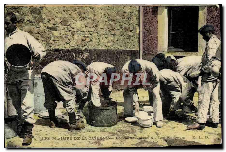 CPA Cuisine Les plaisirs de la caserne Corvee de vaisselle Les plongeurs 