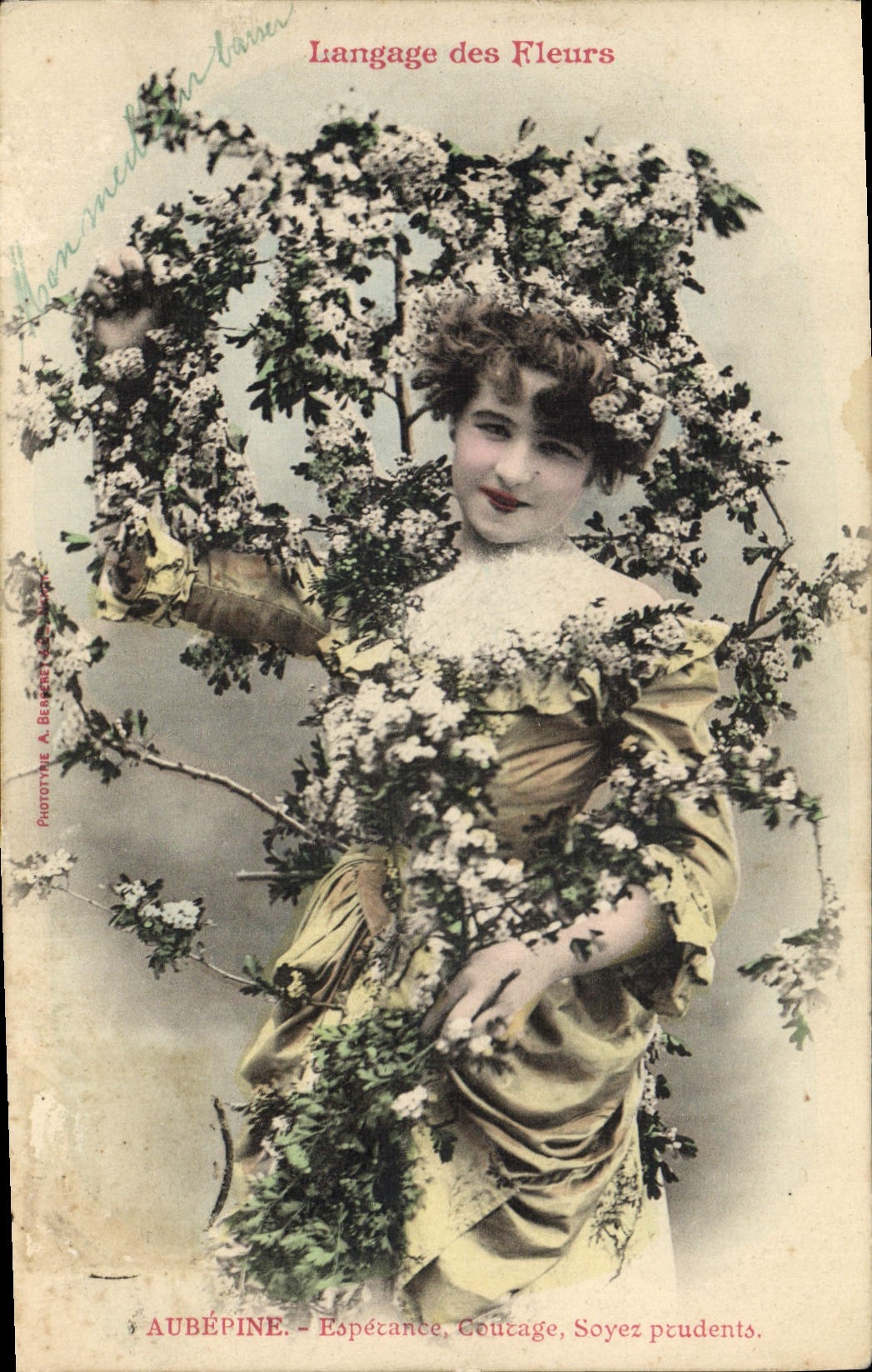 Jeune femme entourée de fleurs — Langage des Fleurs — Phototype A. Buret, Aubépine