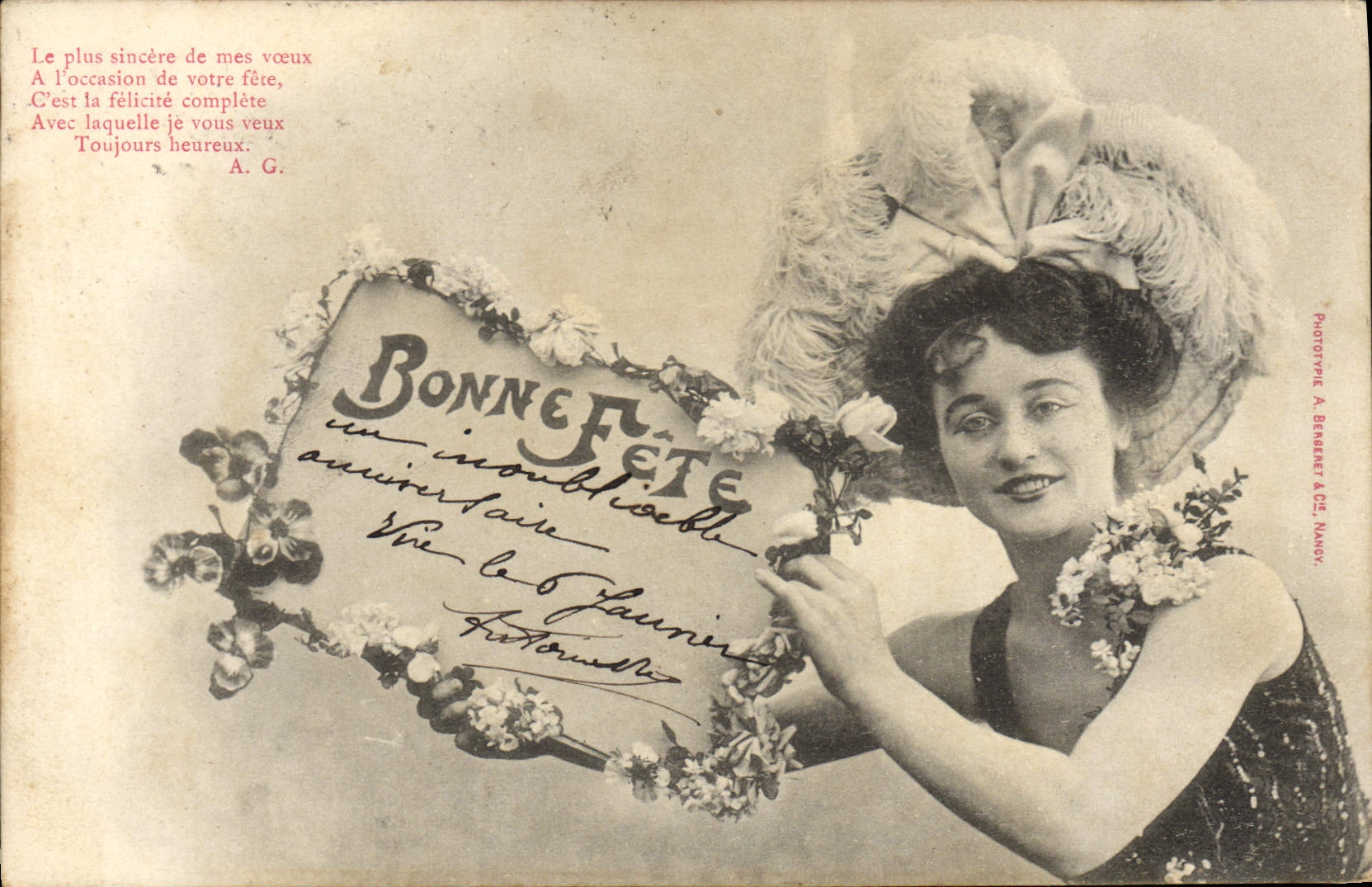 Femme en chapeau à plumes — Bonne Fête — Phototype A. Benareat & Cie, Nancy