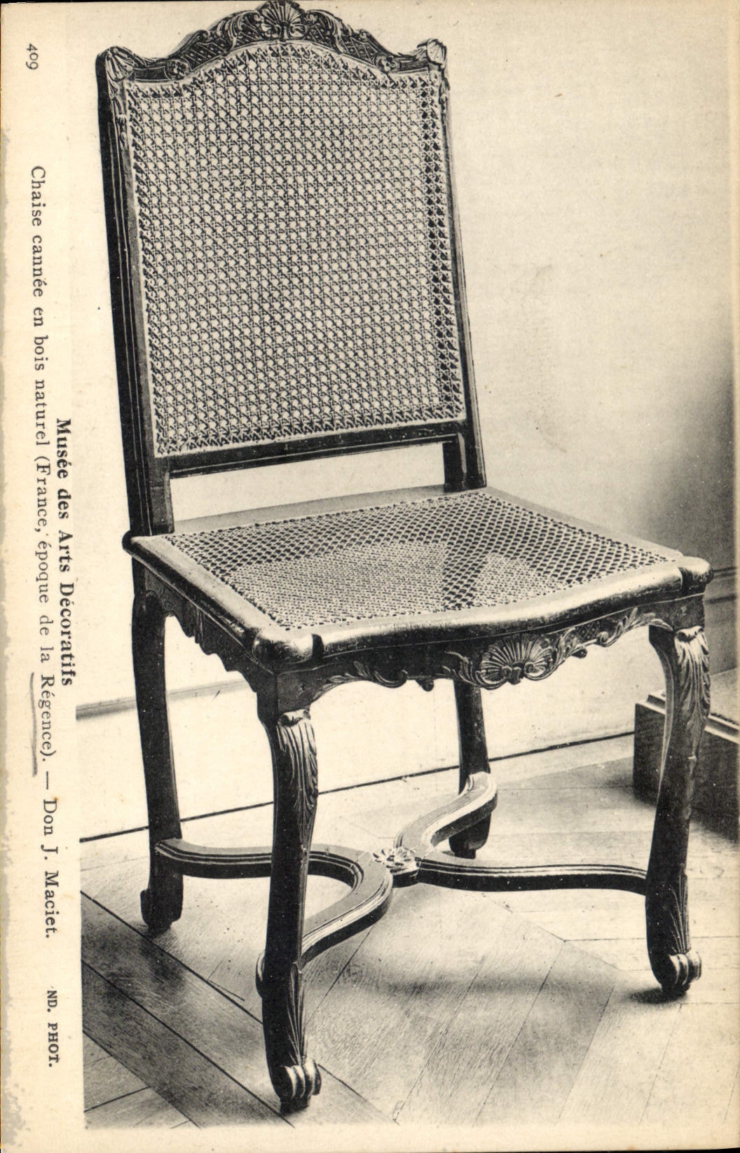 Chaise cannée en bois naturel — Musée des Arts Décoratifs, France, époque de la Régence — Don J. Maciet — n° 409
