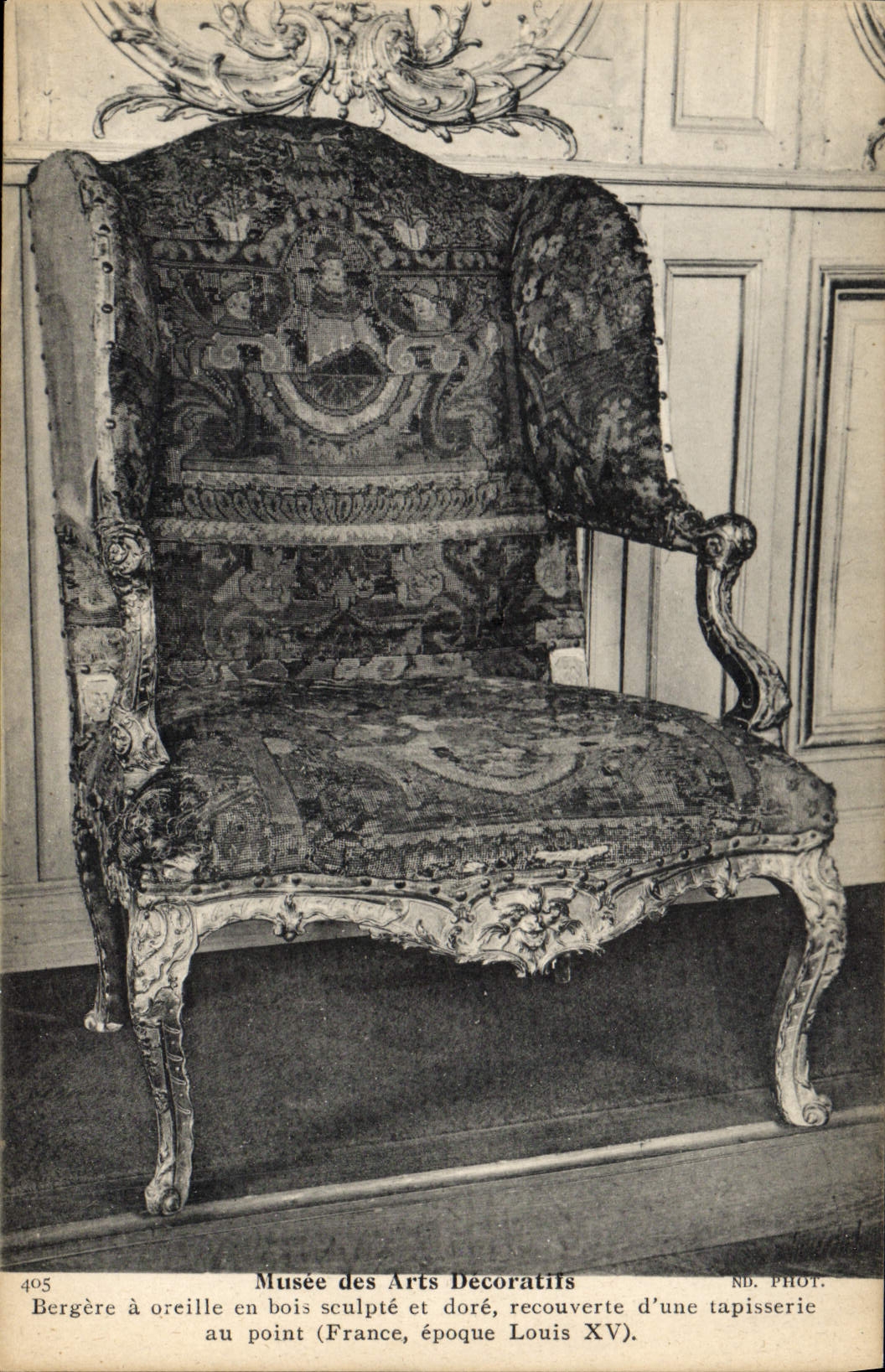 Bergère à oreille en bois sculpté et doré, recouverte d'une tapisserie (France, époque Louis XV) — Musée des Arts Décoratifs — N° 405