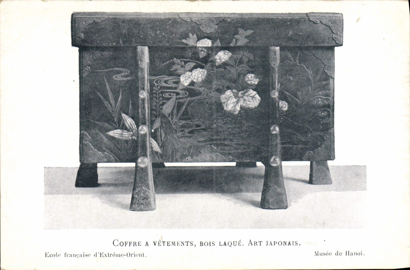 Cajonera de madera barnizada, arte japonés — Museo de Hanoi. Escuela francesa de Extremo Oriente.
