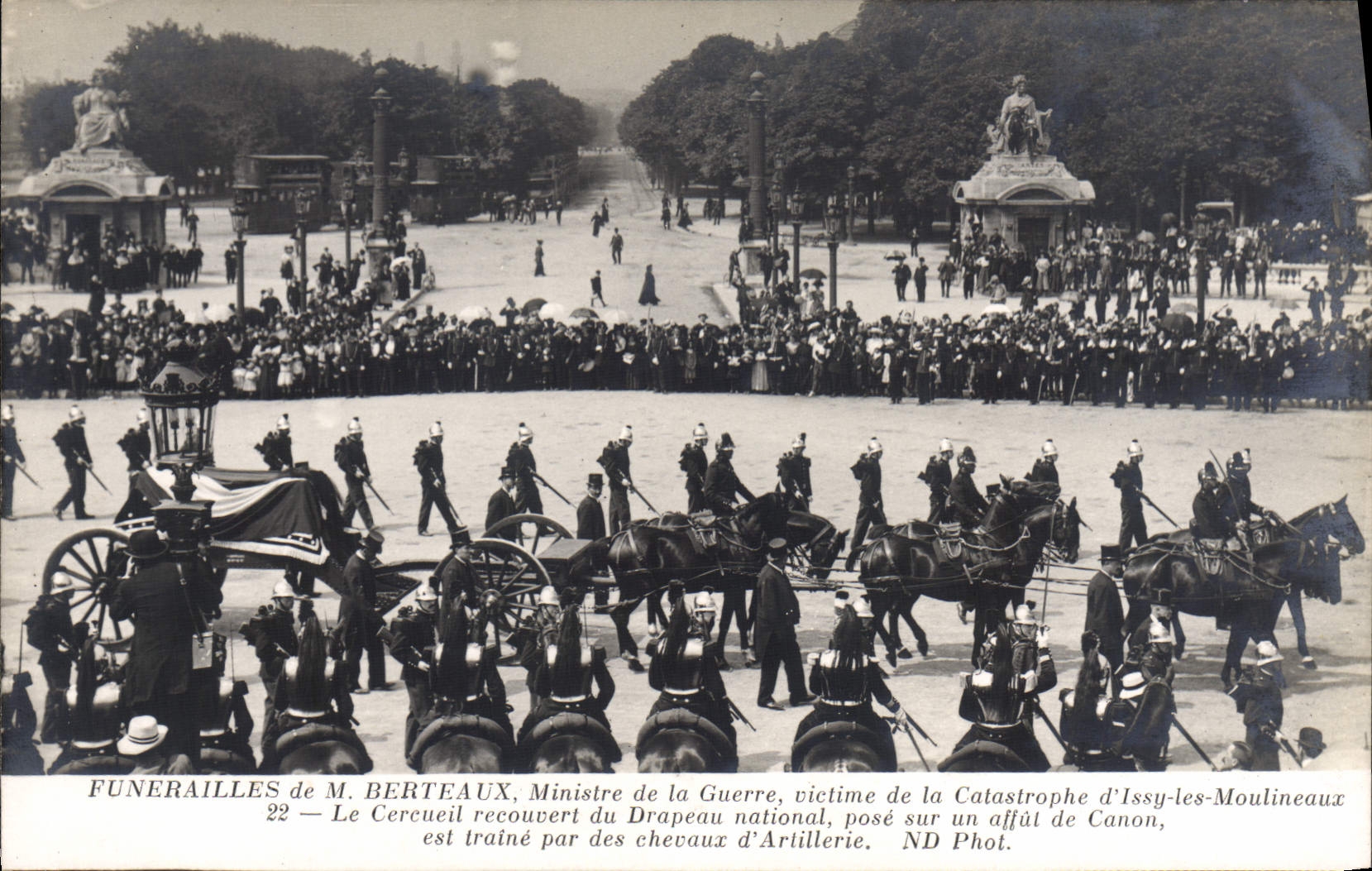 Funérailles de M. Bertheaux — Ministre de la Guerre, victime de la catastrophe d'Issy-les-Moulineaux — ND Phot.