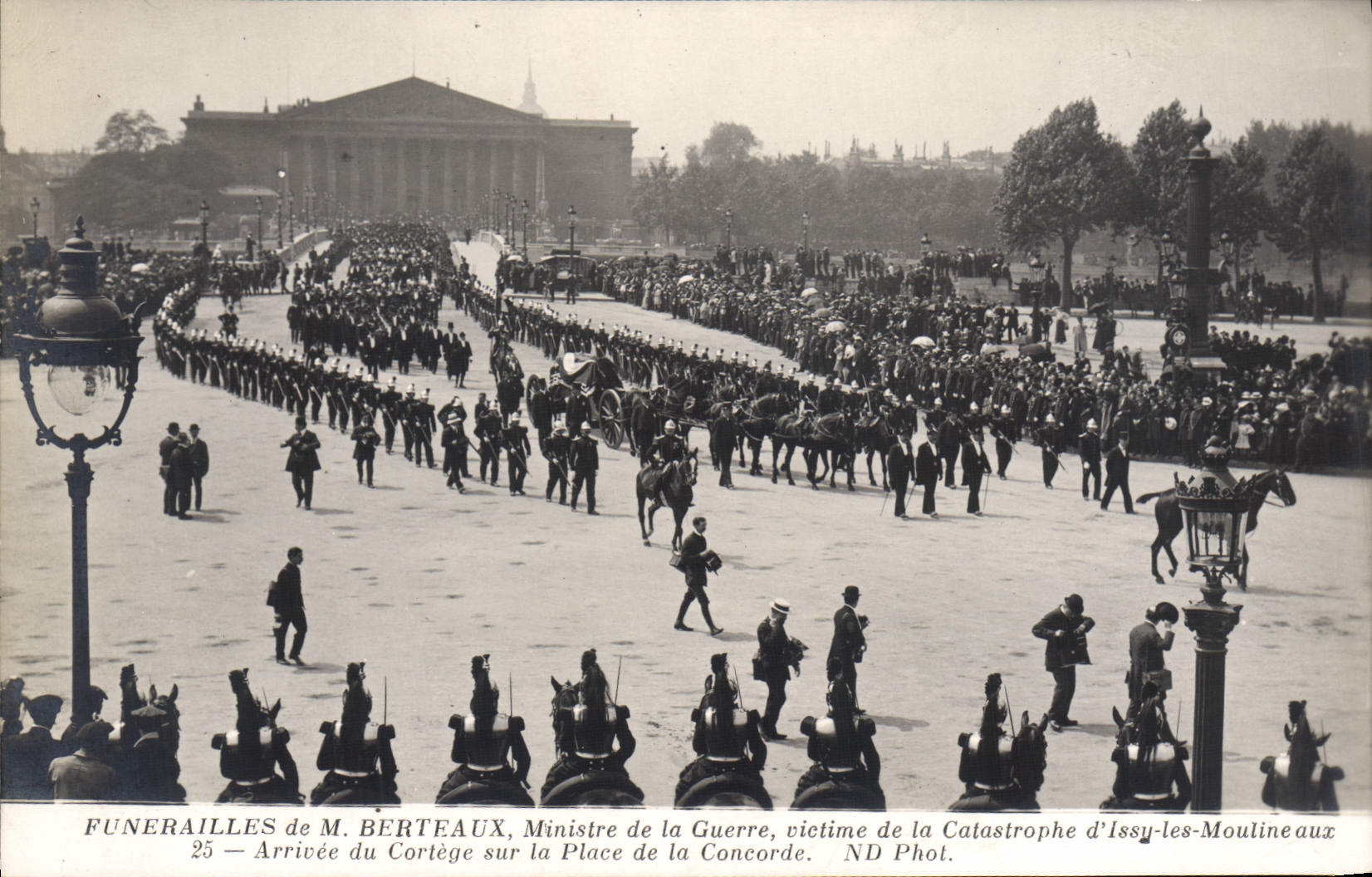 Funérailles de M. Berteaux — Ministre de la Guerre, victime de la Catastrophe d'Issy-les-Moulineaux — ND Phot.