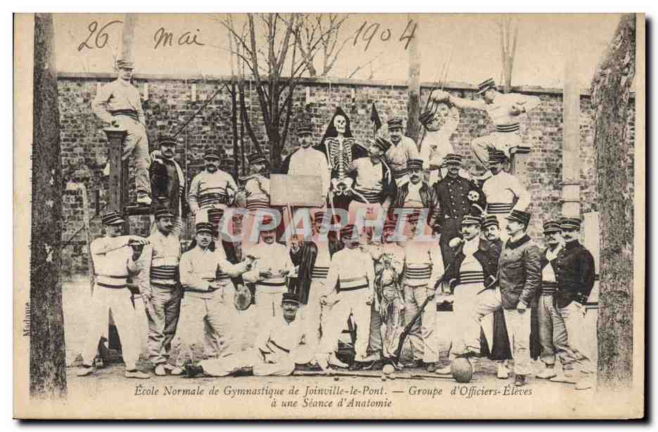 CPA Militaria Ecole Normale de Gymnastique de Joinville le Pont Groupe d'officiers Eleves a une seance d'anatomie 