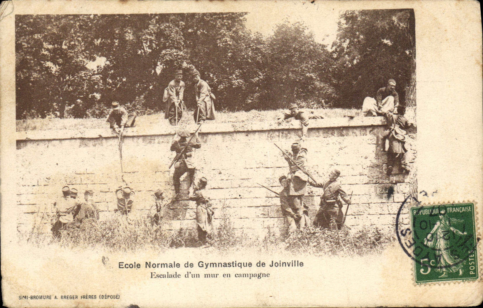 CPA Militaria Ecole Normale de Gymnastique de Joinville Escalade d'un mur en campagne 
