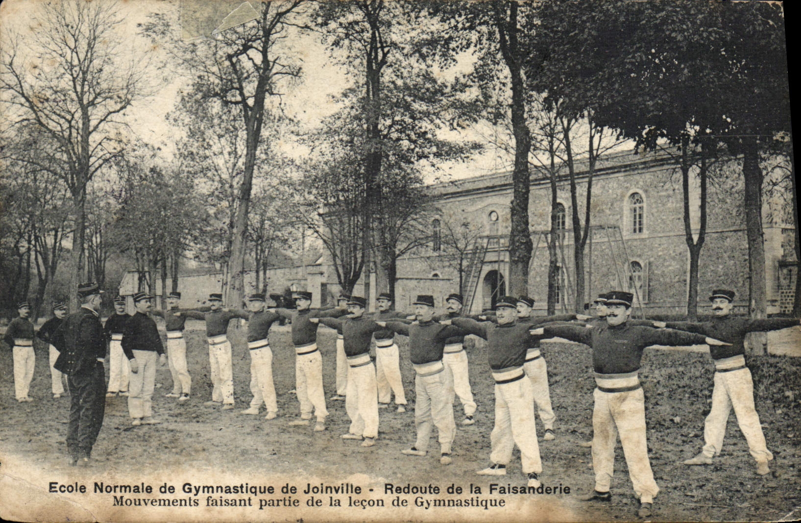CPA Militaria Ecole Normale de Gymnastique de Joinville Redoute de la Faisanderie Mouvements faisant partie de la lecon de Gymnastique 