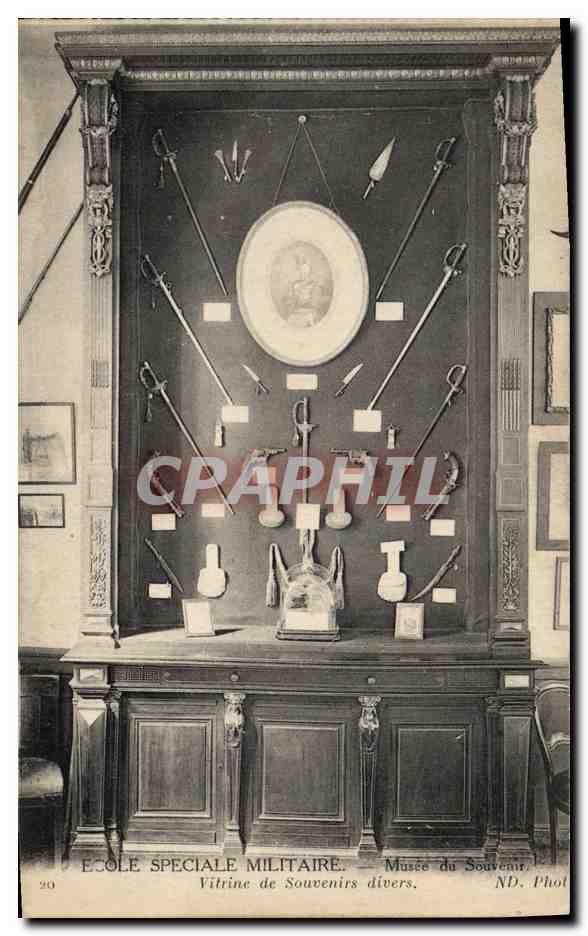 CPA Militaria Ecole speciale militaire Musee du souvenir Vitrine de souvenirs divers 