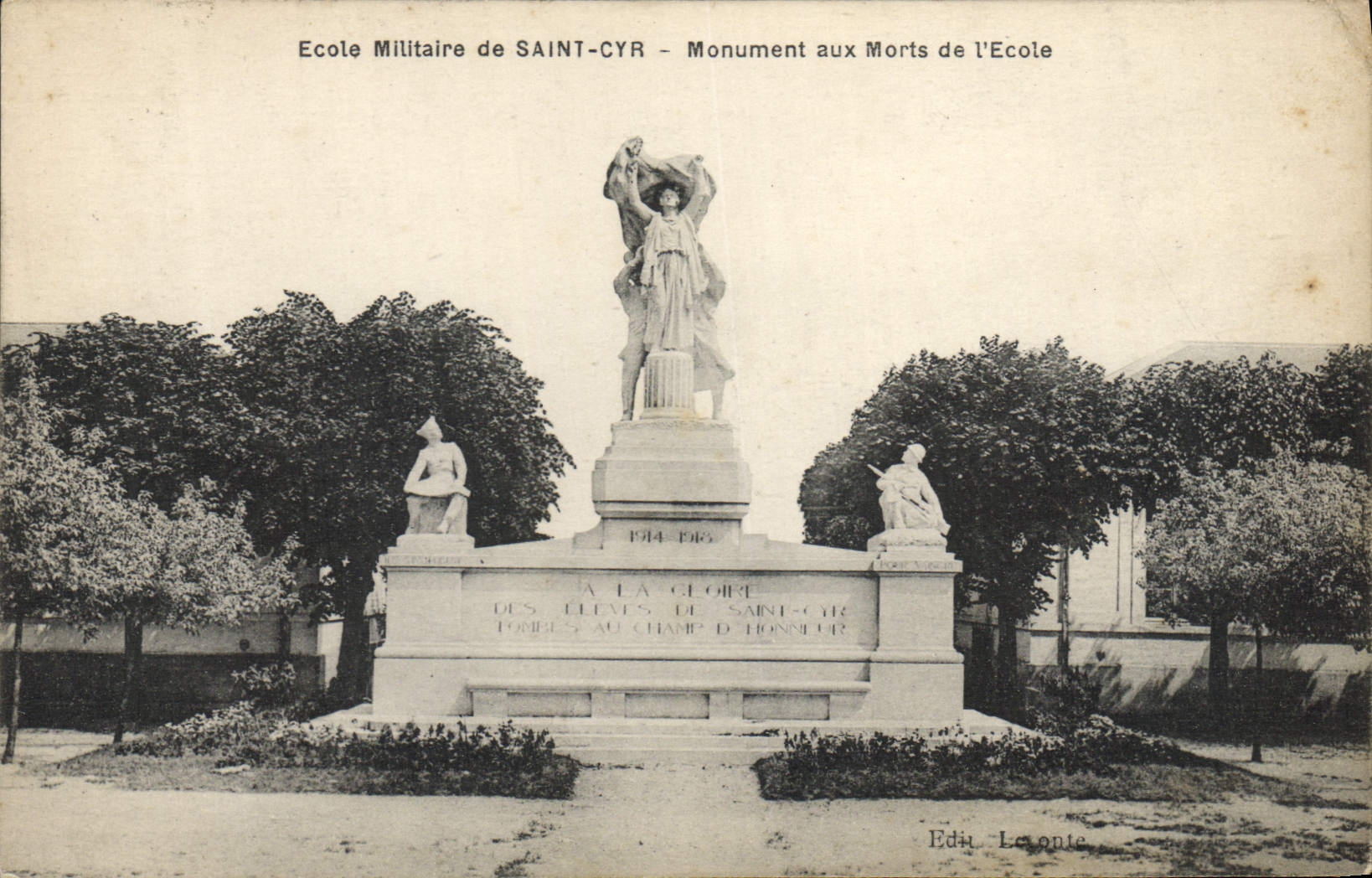 CPA Militaria Ecole militaire de Saint Cyr Monument aux morts de l'ecole 