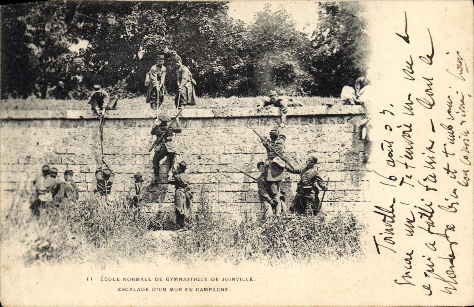 École Normale de Gymnastique de Joinville — Escalade d'un mur en campagne — Phototypie A. Daguer, Paris, n°11