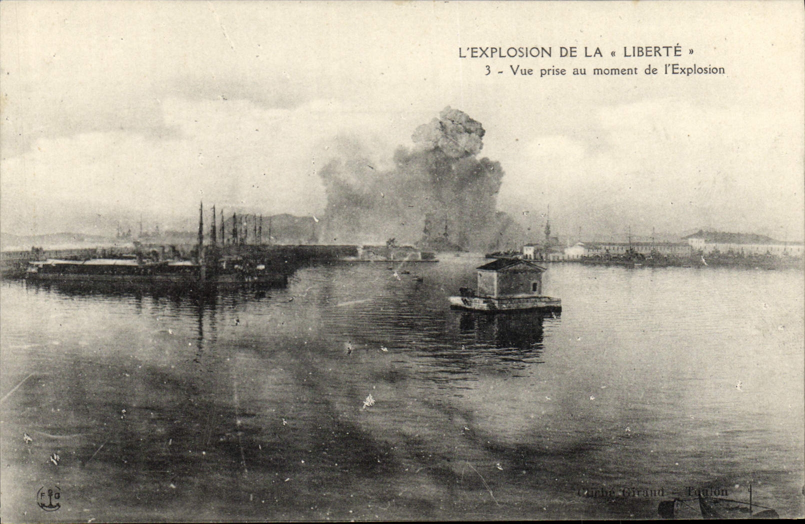 CPA Bateau Explosion de la Liberte Vue prise au moment de l'explosion