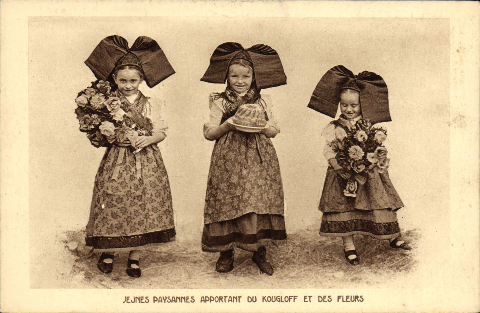 CPA Folklore Alsace Jeunes paysannes apportant du Kougloff et des fleurs