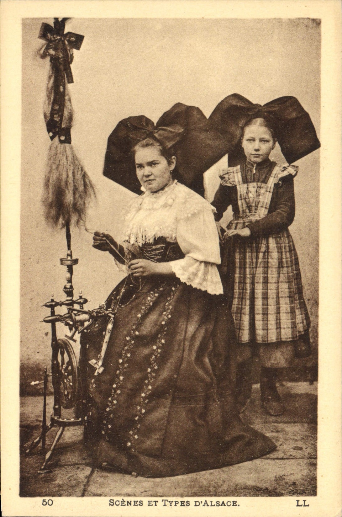 CPA Folklore Alsace Alsacienne Enfant