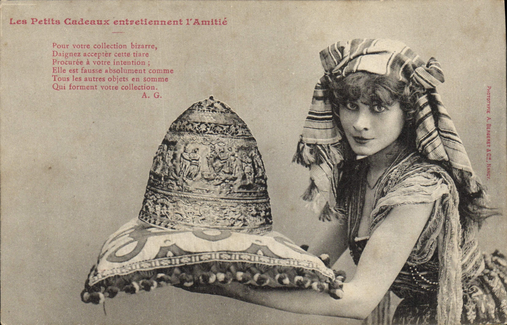 Femme en costume oriental — présentant un objet décoratif — Phototype A. Blagéret à NANCY