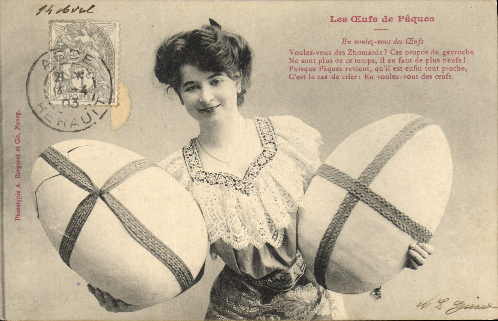 Femme tenant des œufs de Pâques décorés — Phototypie A. Bergeret et Cie, Nancy — n° de série non visible
