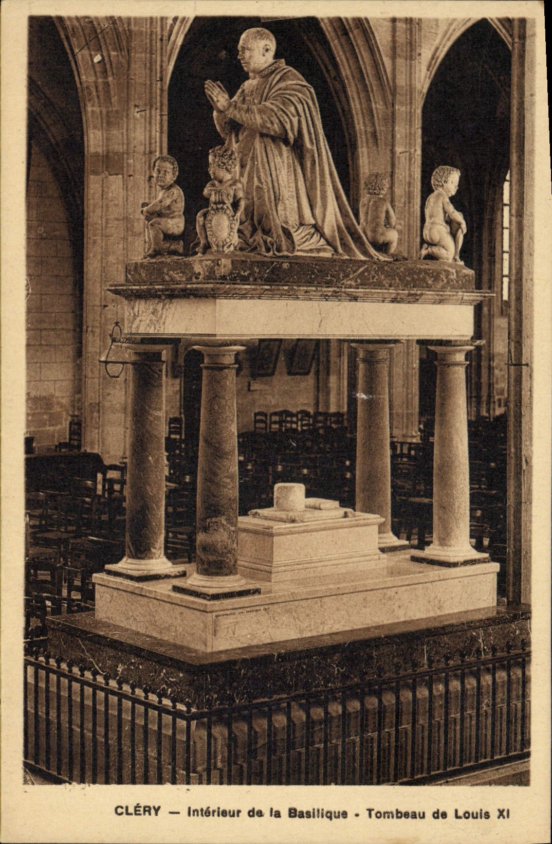 CPA Clery Interieur de la basilique Tombeau de Louis XI 