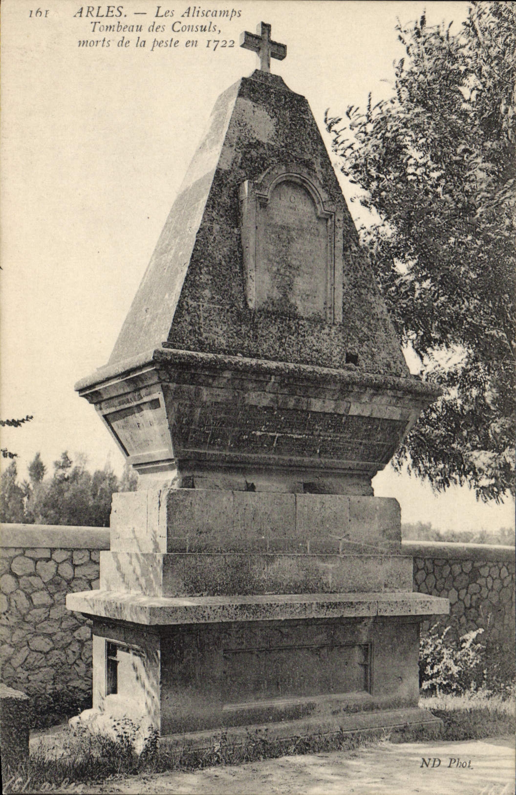 CPA Arles Les Aliscamps Tombeau des Consuls morts de la Peste