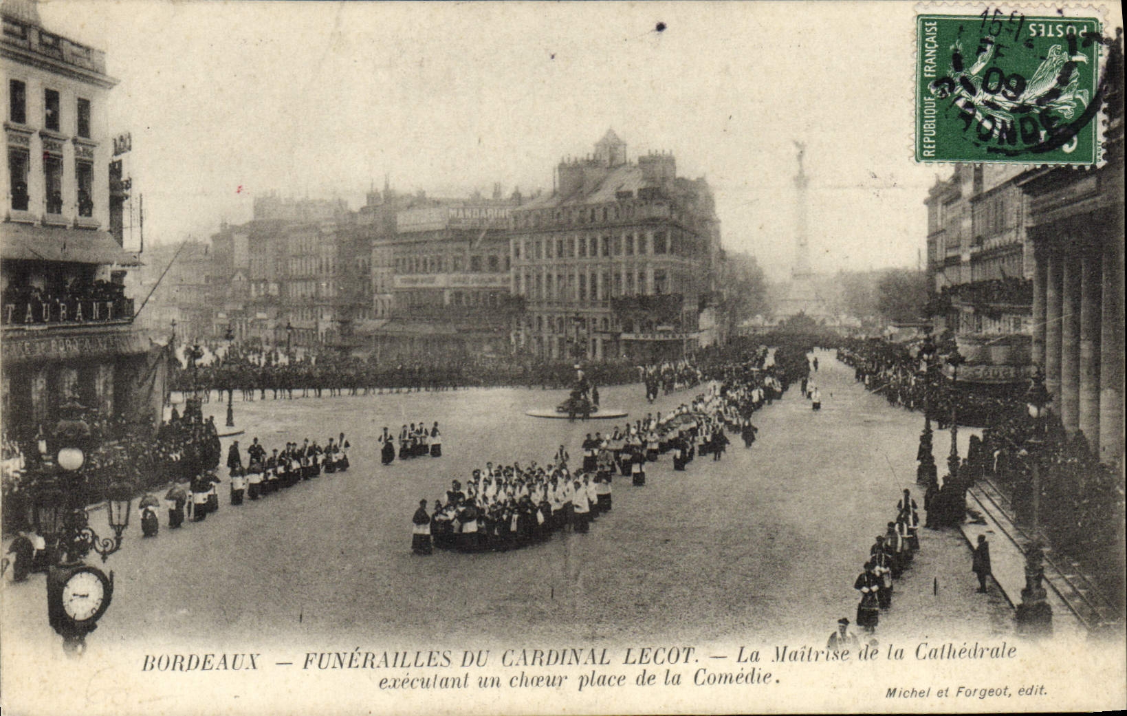 Bordeaux — Funérailles du Cardinal Lecot — La Maîtrise de la Cathédrale exécutant un chœur place de la Comédie — Michel et Forgeot, édit.
