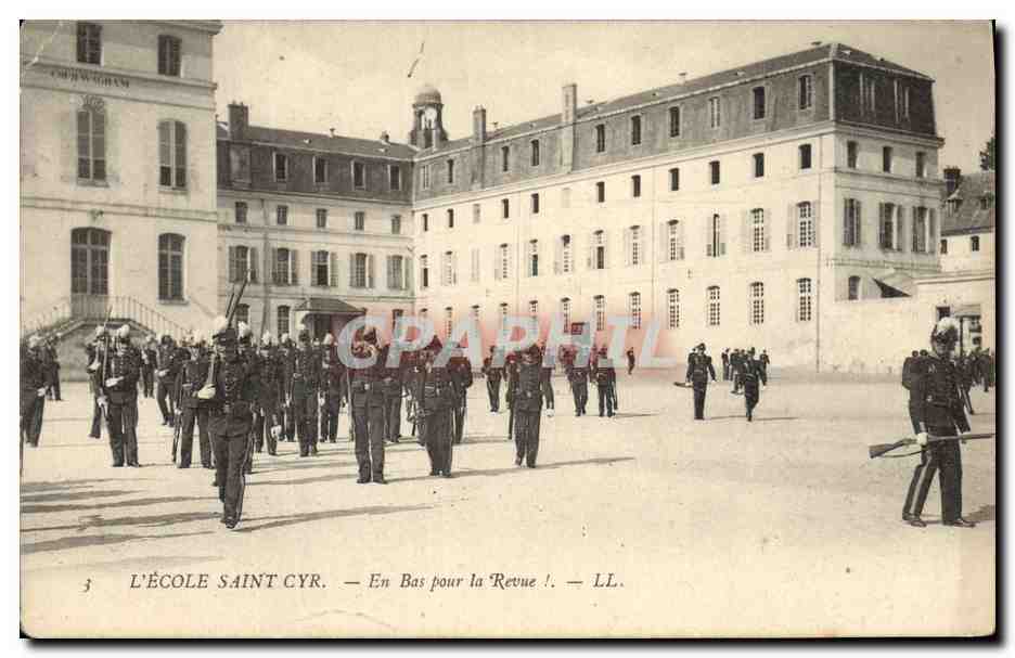 CPA Ecole Saint Cyr En bas pour la revue ! Militaria