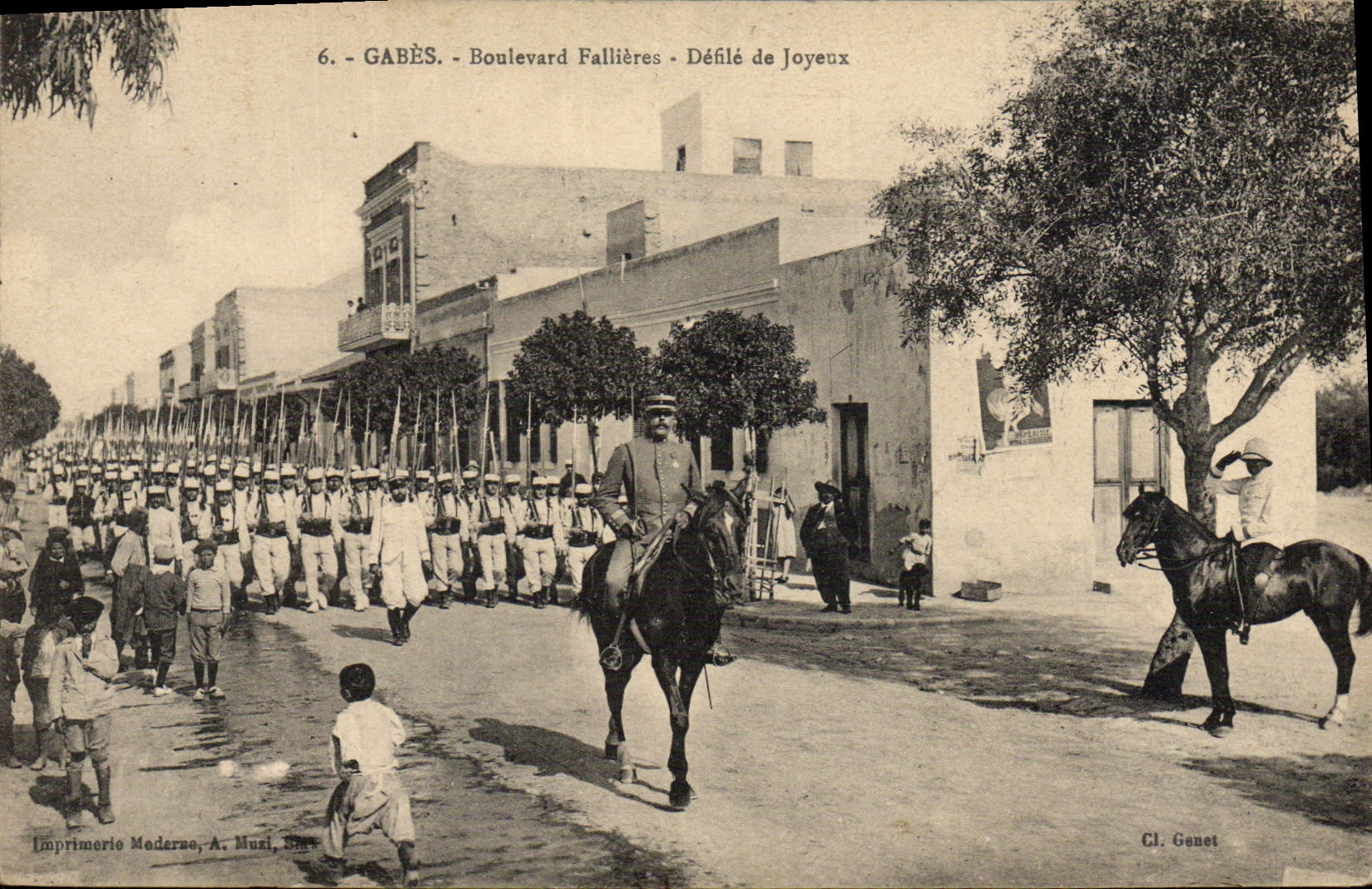 Gabès - Boulevard Fallières - Défilé de Joyeux — Imprimerie Moderne, A. Musi, Gabès