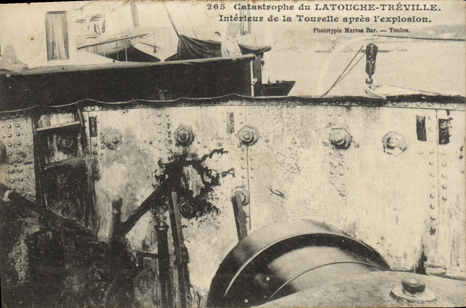 Katastrophe von LATOUCHE-TRÉVILLE — Innenansicht der Turm nach der Explosion — Phototypie Marius Bar — Toulon.