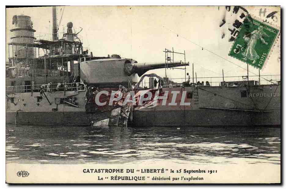 CPA Bateau Catastrophe du Liberte Le Republique deteriore par l'explosion 