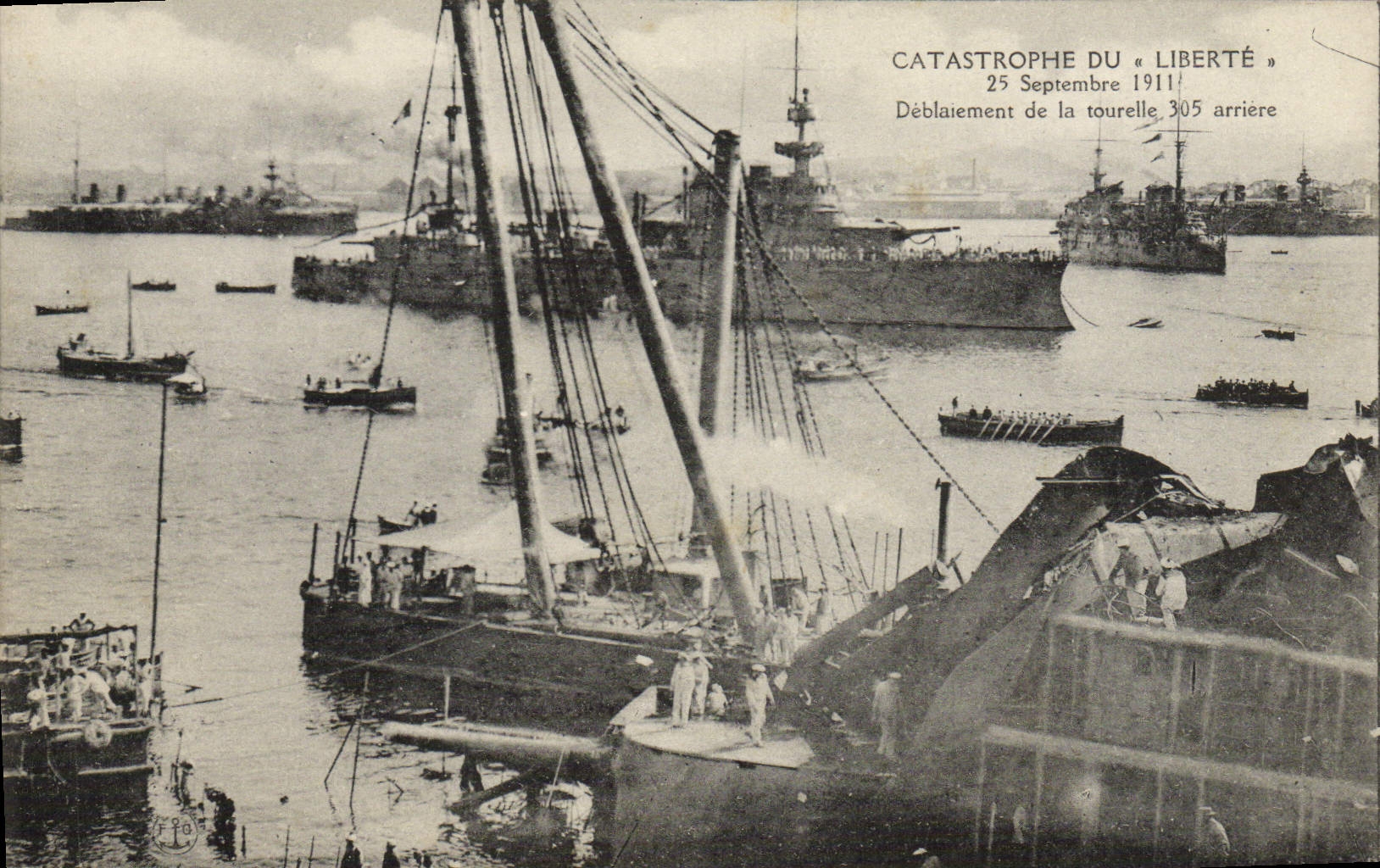Catastrophe du "Liberté" — Déblaiement de la tourelle arrière — 25 Septembre 1911