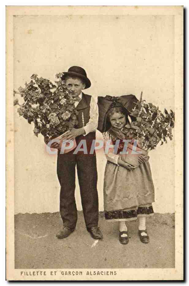 CPA Folklore Alsace Fillette et garcon Alsaciens 