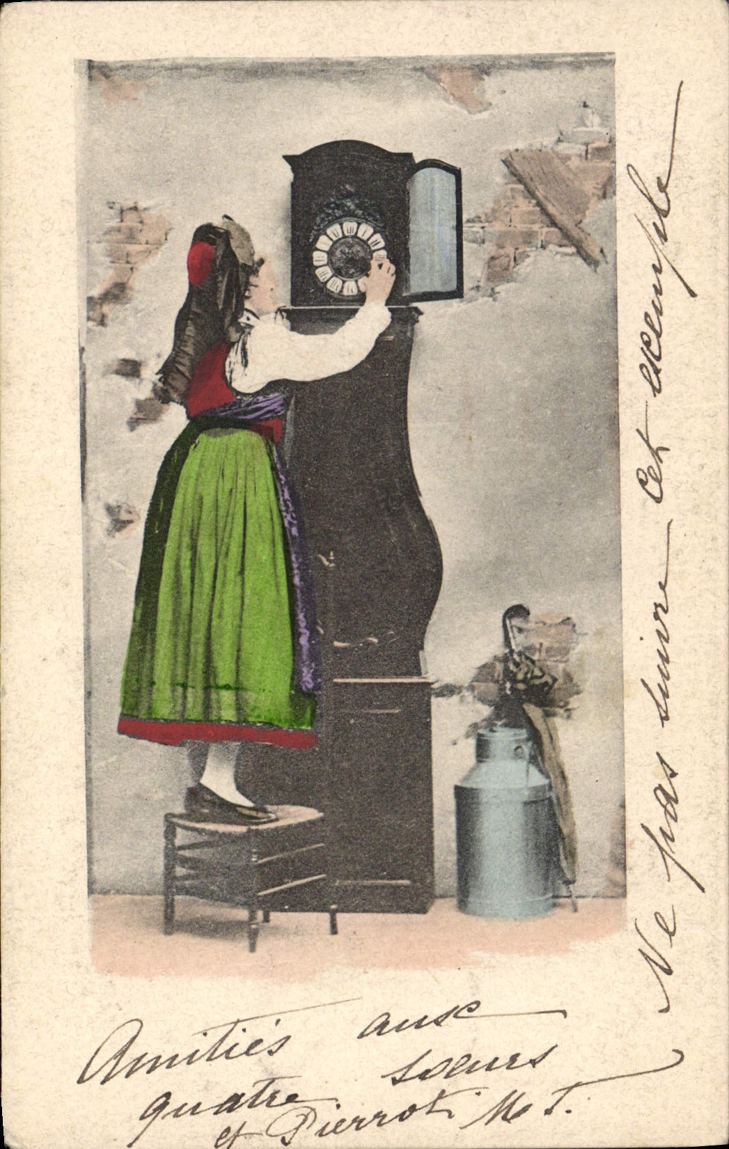 Femme en costume traditionnel réglant une horloge — éditeur Pierrot, n° 4 - Recto