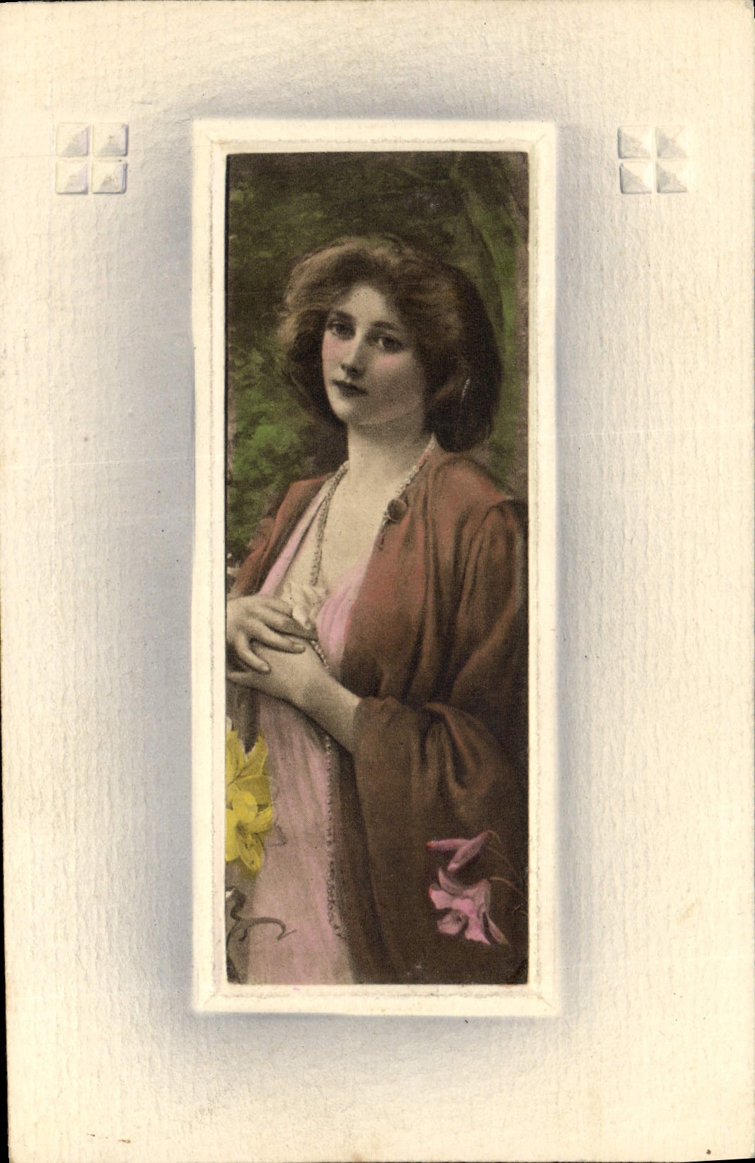 Jeune femme en robe rose et manteau brun — dans un cadre décoratif — éditeur non visible
