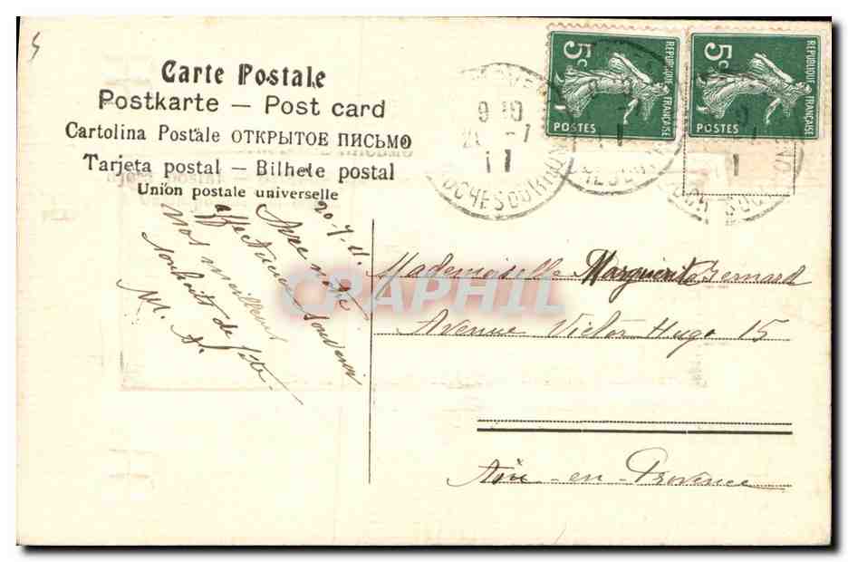 Jeune femme en robe rose et manteau brun — dans un cadre décoratif — éditeur non visible — Reverso