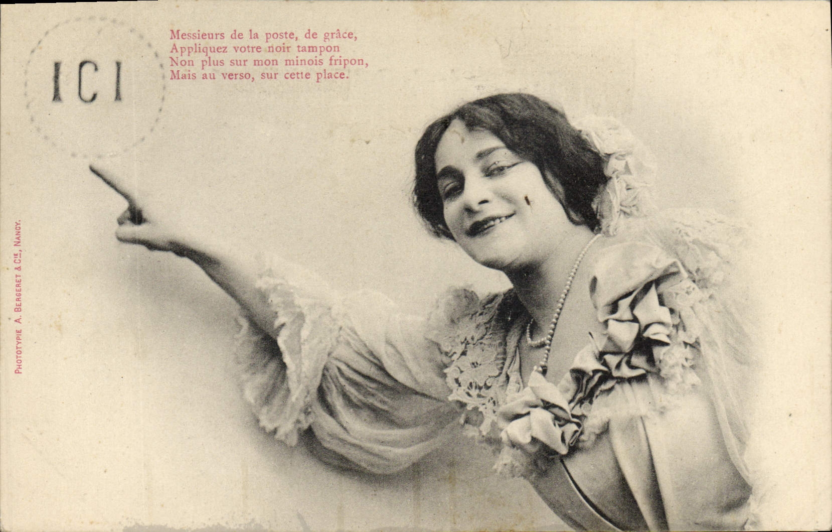 Femme souriante pointant vers un tampon — Phototype A. BERGERET & Cie, NANCY