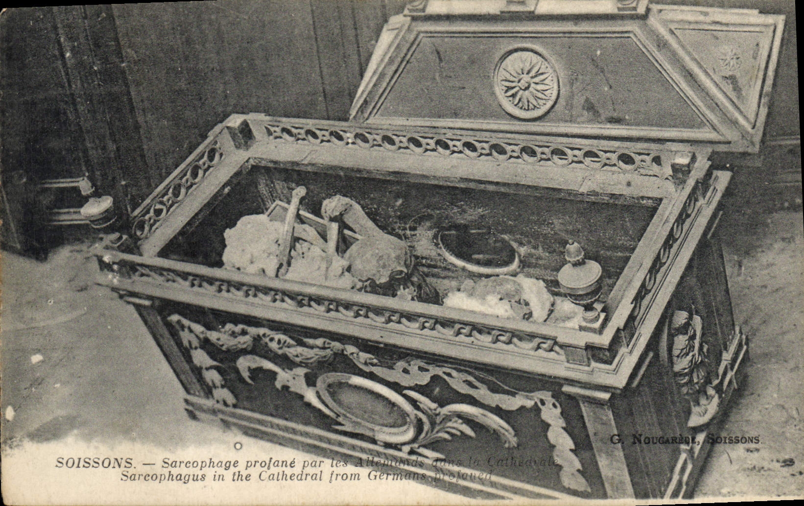 CPA Soissons Sarcophage profane par les Allemands 
