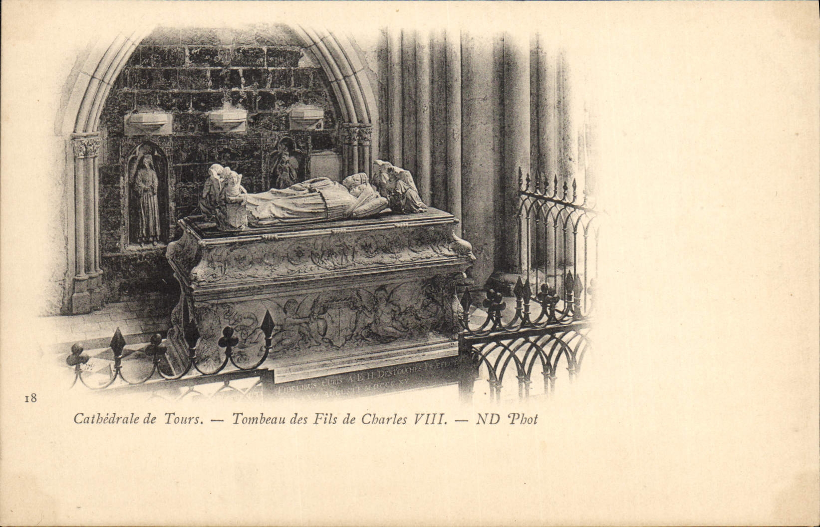 CPA Cathedrale de Tours Tombeau des fils de Charles VIII 