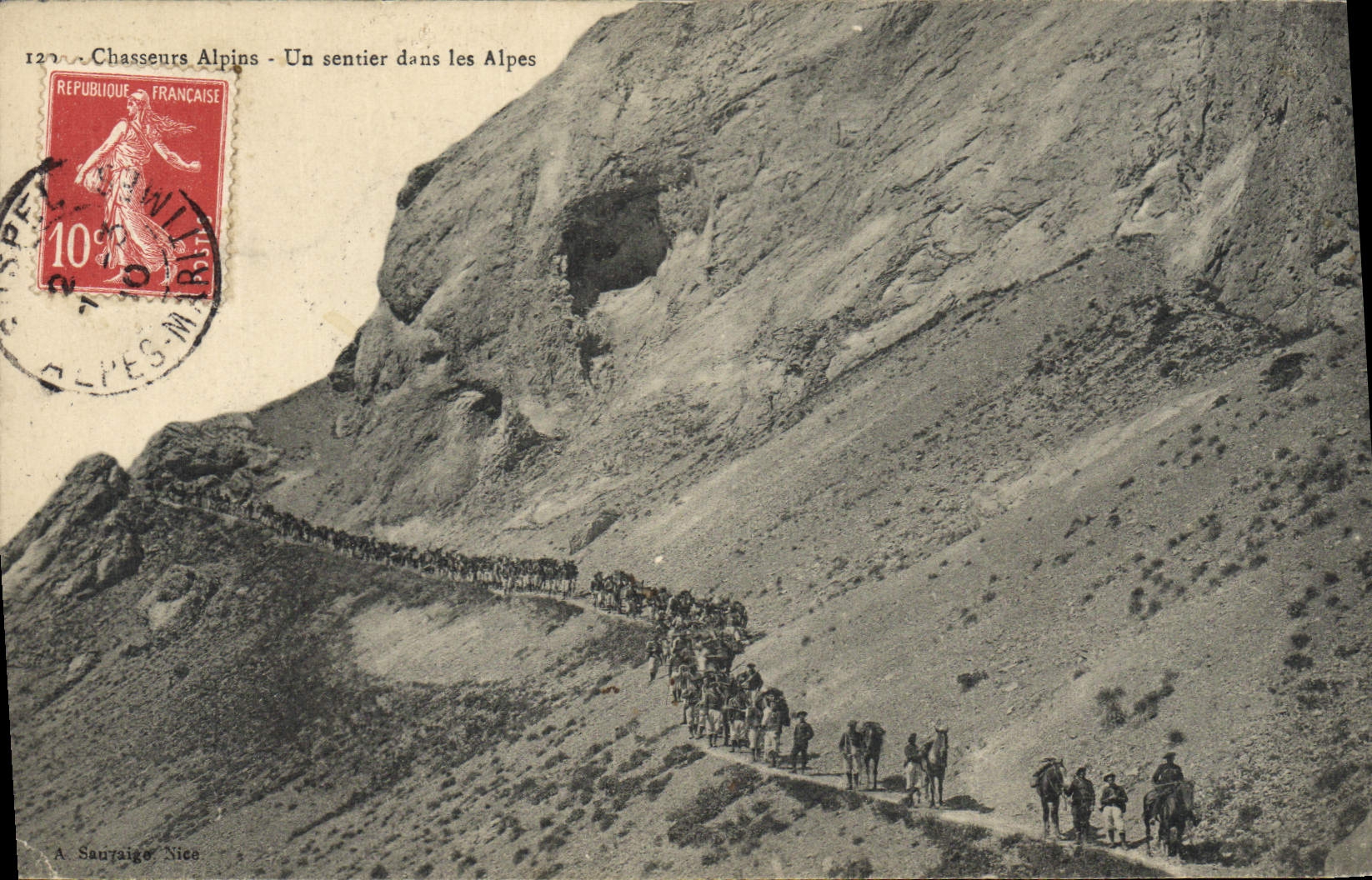 CPA Militaria Chasseurs alpins Un sentier dans les Alpes