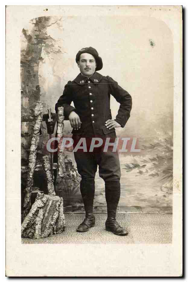 Soldat en uniforme — pose de studio — éditeur non identifié