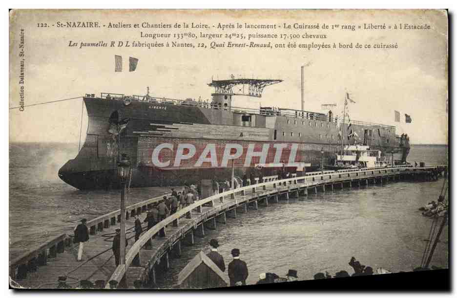 CPA Bateau St Nazaire Ateliers et chantiers de la Loire Apres le lancement Le cuirasse de 1er rang Liberte a l'estacade