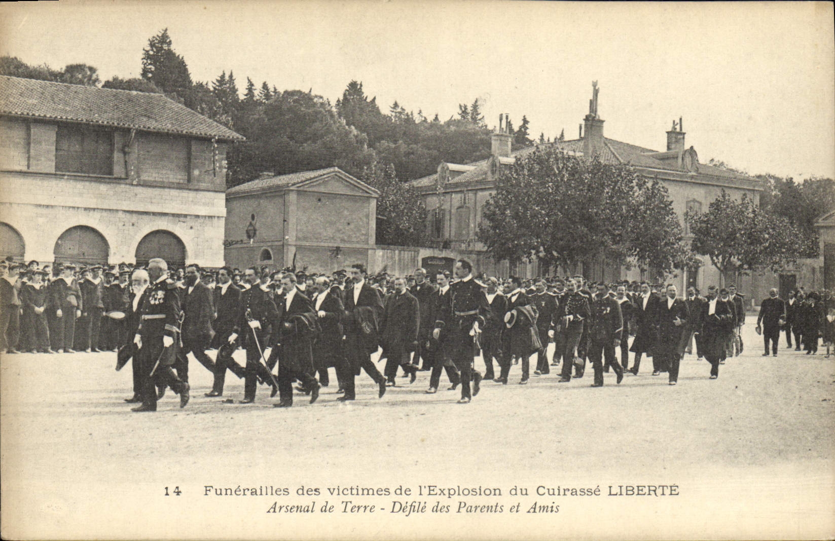 Trauerfeier für die Opfer der Explosion des Panzerschiffes LIBERTÉ — Arsenal von Terre — Parade der Eltern und Freunde