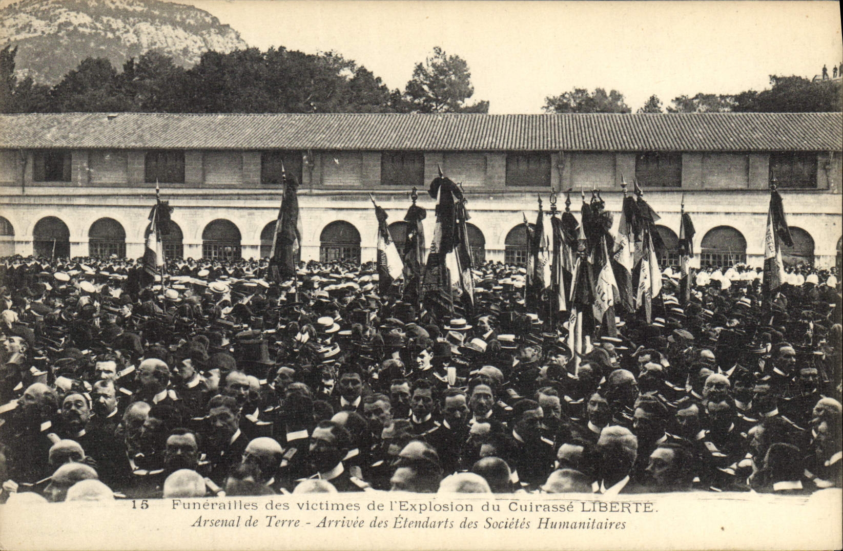 Funerales de las víctimas de la Explosión del Cuirassé LIBERTÉ — Arsenal de Terre — Llegada de las Banderas de las Sociedades Humanitarias