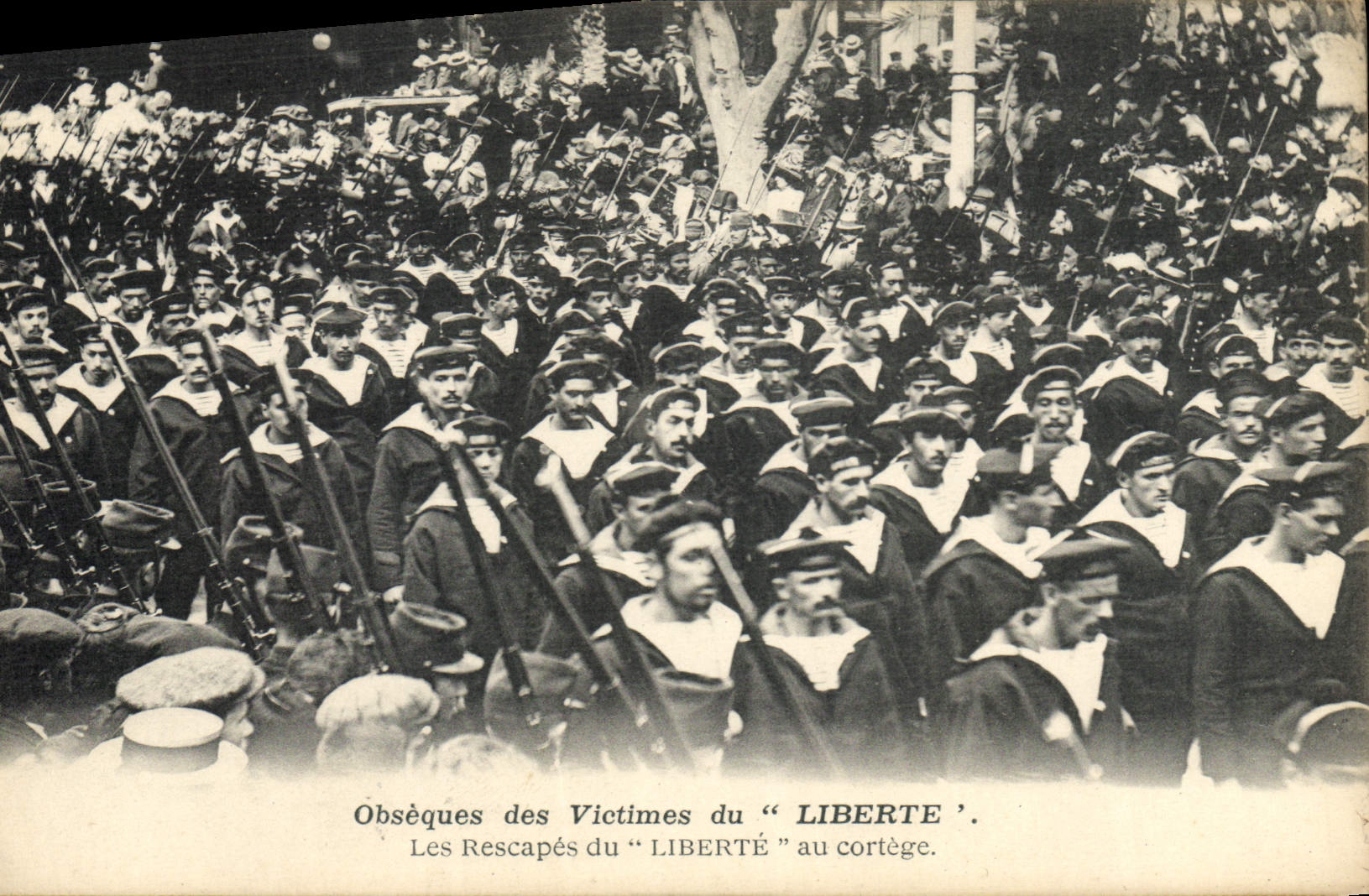 Funerales de las Víctimas del "LIBERTÉ" — Los Supervivientes del "LIBERTÉ" en el cortejo.