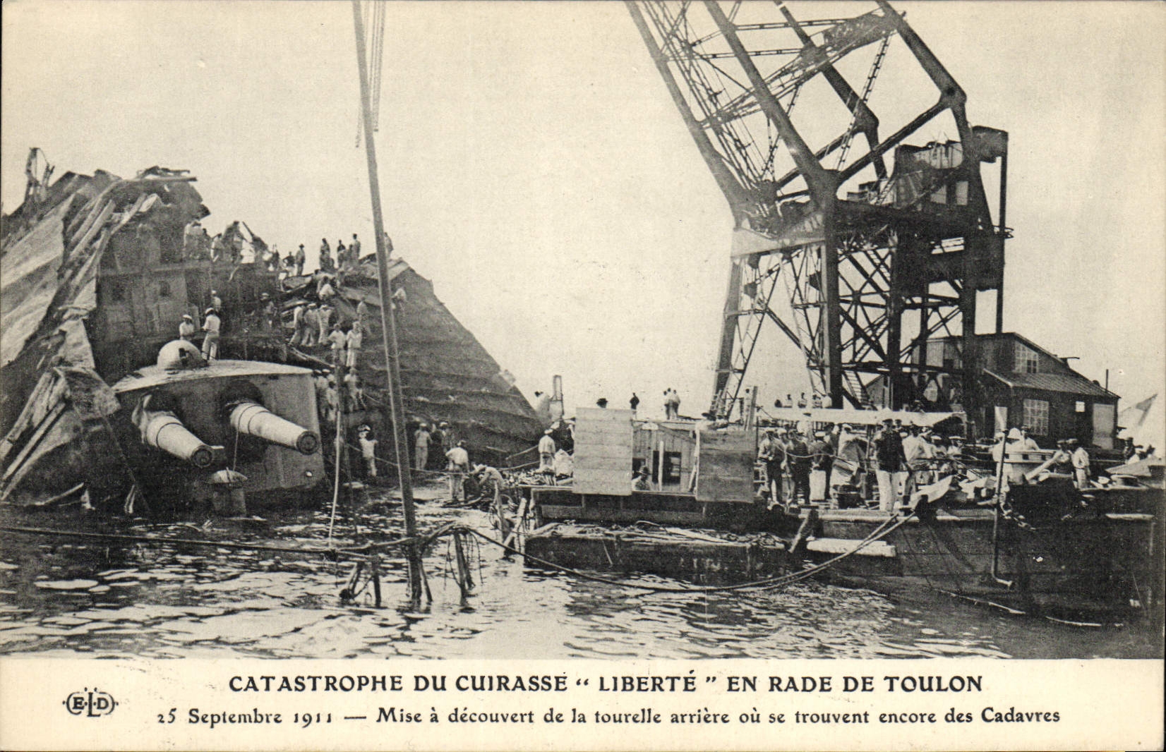 Catastrophe du cuirassé "Liberté" — mise à découvert de la tourelle arrière en rade de Toulon — E. Le Doye, Paris