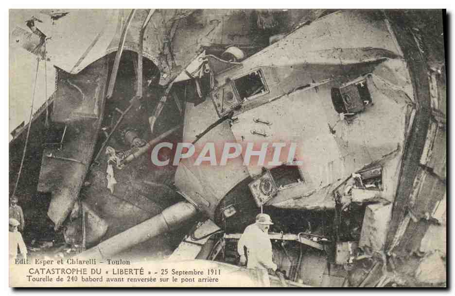 CPA Bateau Catastrophe du Liberte Tourelle de 240 babord avant renversee sur le pont arriere