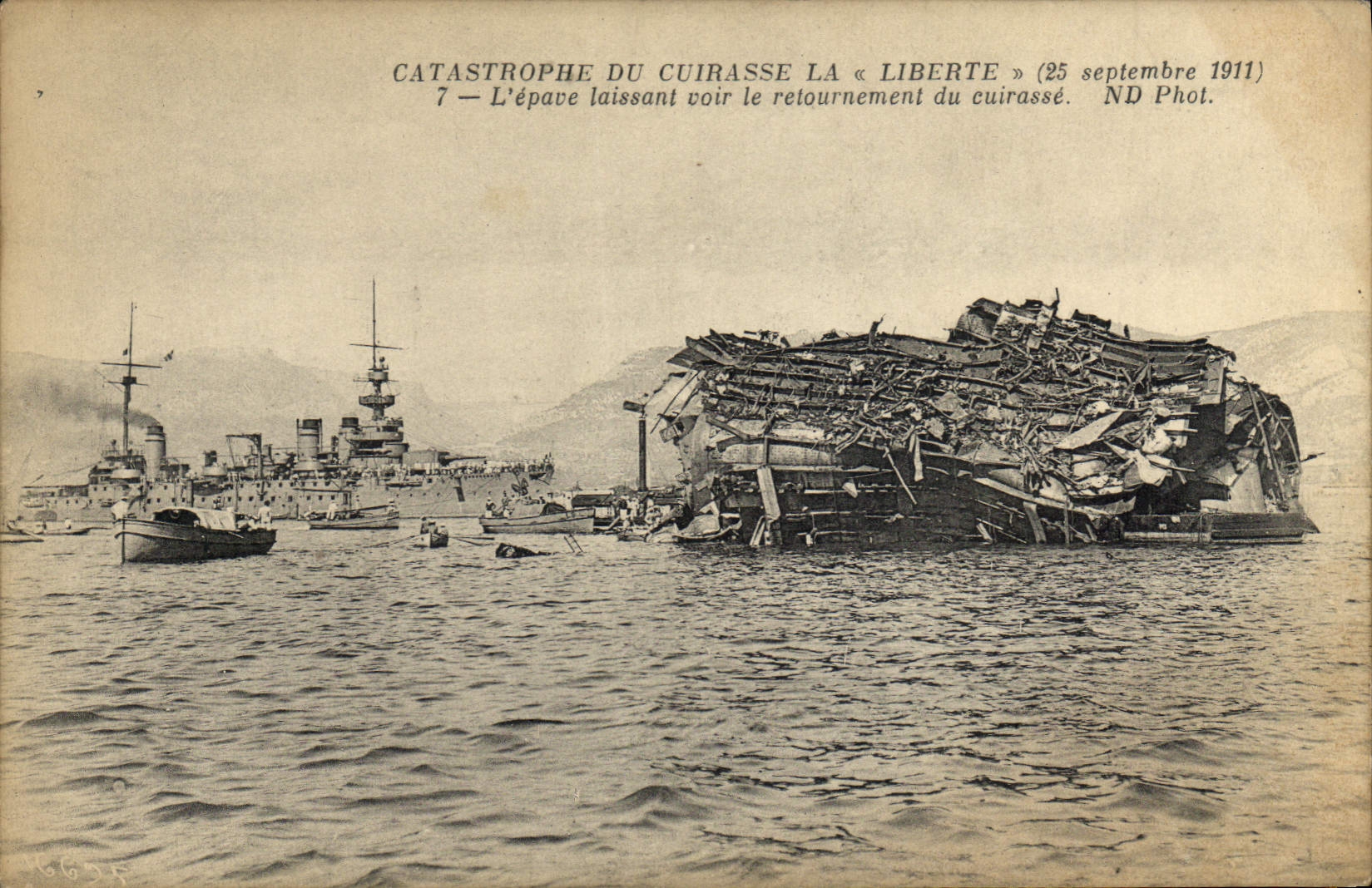 CPA Bateau Catastrophe du Cuirasse Liberte L'epave laissant voir le retournement du cuirasse