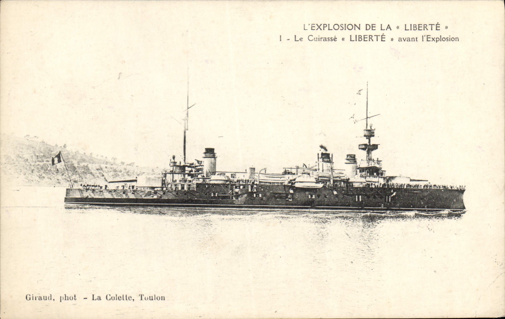 CPA Bateau L'explosion de la Liberte avant l'explosion
