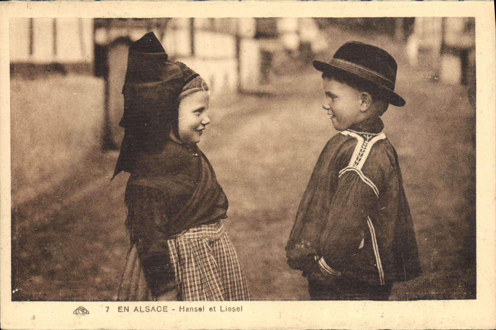 CPA Folklore Alsace Enfants Hansel et Liesel